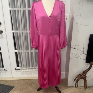 Elegant Pink V-Neck Pleated Dress